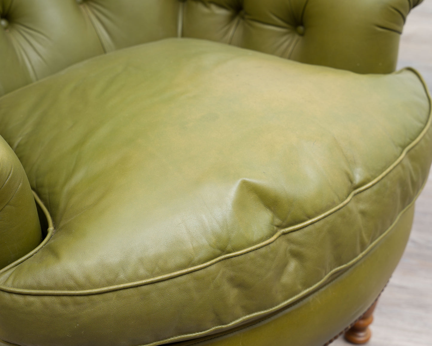 Kleiner Chesterfield-Sessel,Kamin-Sessel in olivgrünem Leder