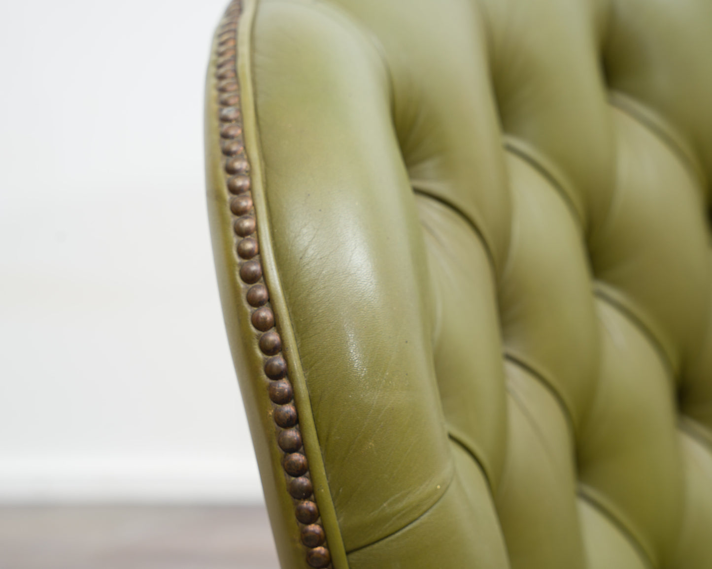 Kleiner Chesterfield-Sessel,Kamin-Sessel in olivgrünem Leder