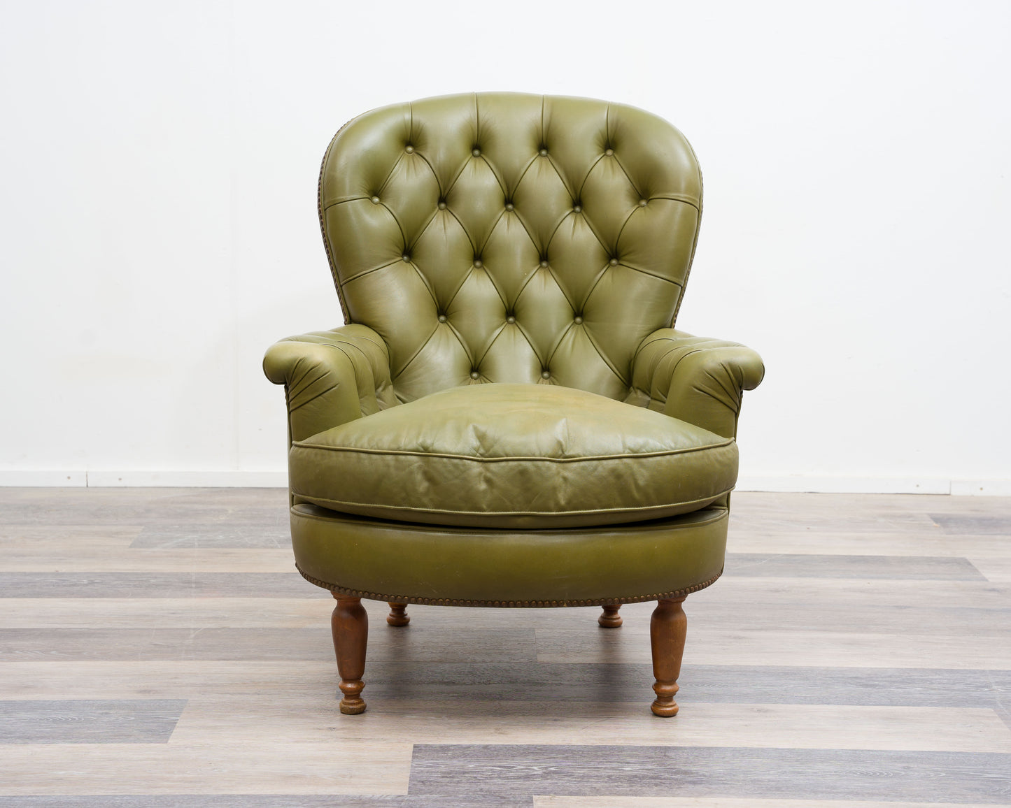Kleiner Chesterfield-Sessel,Kamin-Sessel in olivgrünem Leder