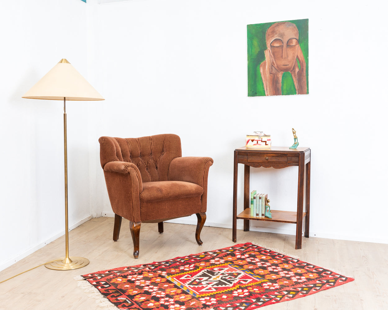 Fauteuil club confortable des années 40 avec revêtement en velours côtelé orange/marron