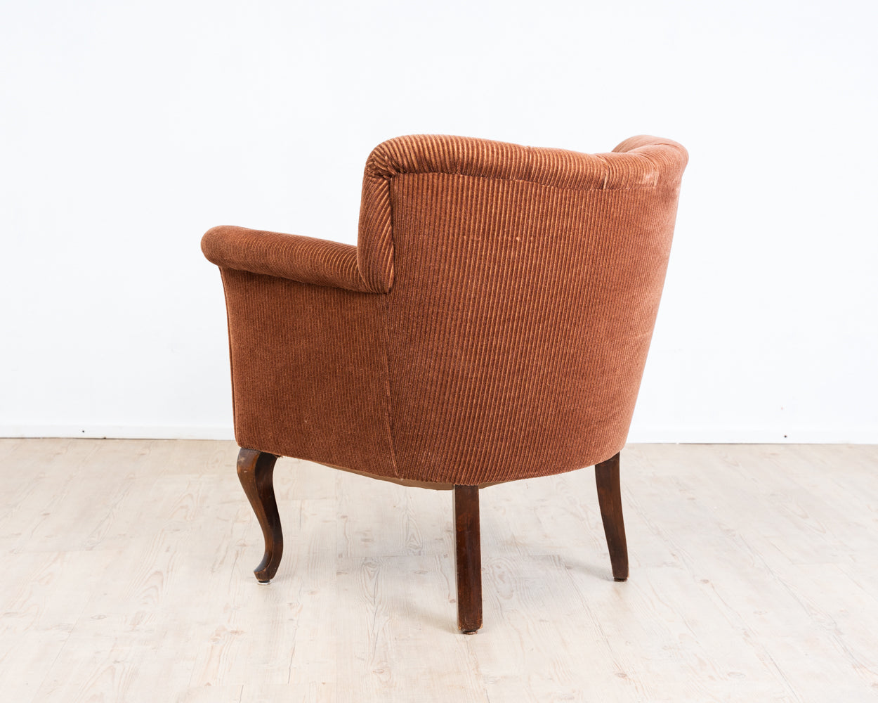 Fauteuil club confortable des années 40 avec revêtement en velours côtelé orange/marron