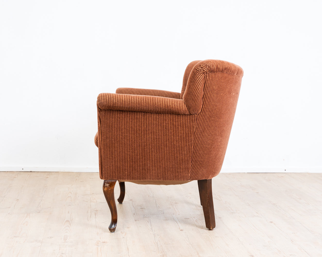 Fauteuil club confortable des années 40 avec revêtement en velours côtelé orange/marron