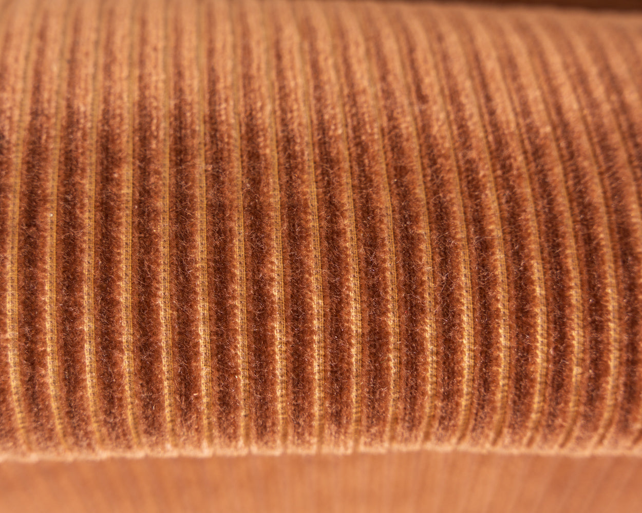 Fauteuil club confortable des années 40 avec revêtement en velours côtelé orange/marron