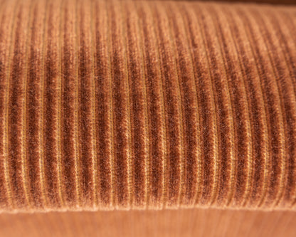 Fauteuil club confortable des années 40 avec revêtement en velours côtelé orange/marron