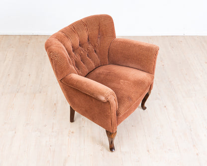 Fauteuil club confortable des années 40 avec revêtement en velours côtelé orange/marron
