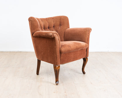 Fauteuil club confortable des années 40 avec revêtement en velours côtelé orange/marron