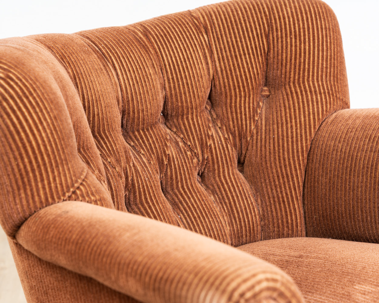 Fauteuil club confortable des années 40 avec revêtement en velours côtelé orange/marron