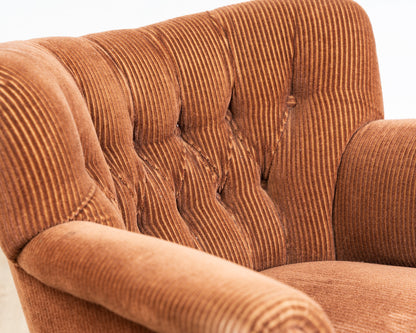 Fauteuil club confortable des années 40 avec revêtement en velours côtelé orange/marron