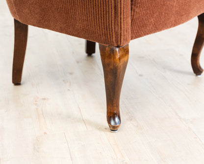 Fauteuil club confortable des années 40 avec revêtement en velours côtelé orange/marron