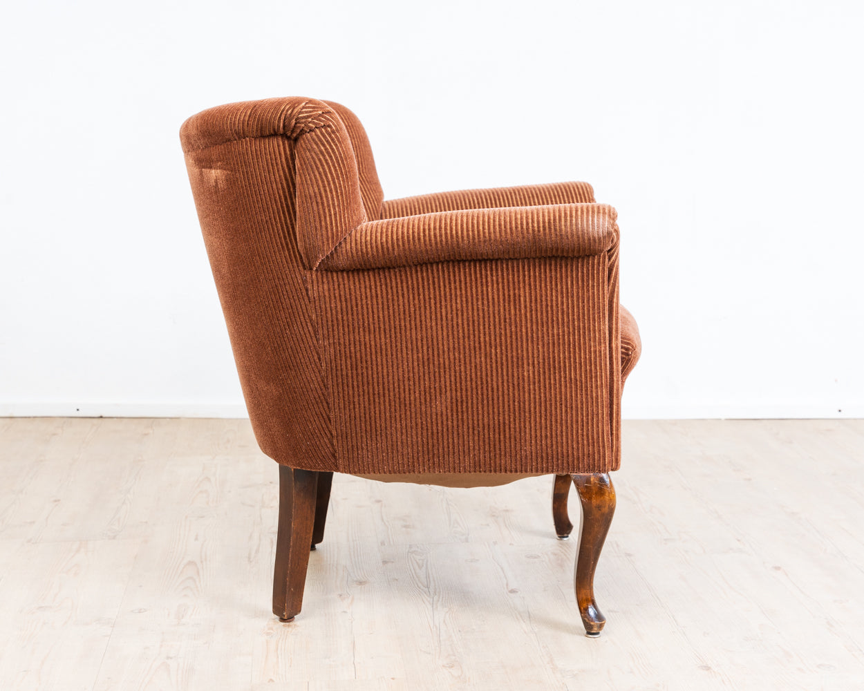 Fauteuil club confortable des années 40 avec revêtement en velours côtelé orange/marron