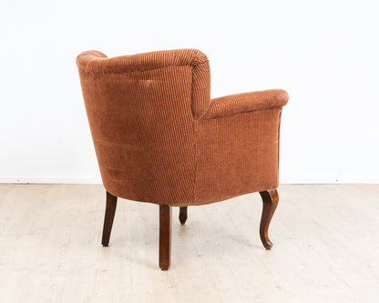 Fauteuil club confortable des années 40 avec revêtement en velours côtelé orange/marron