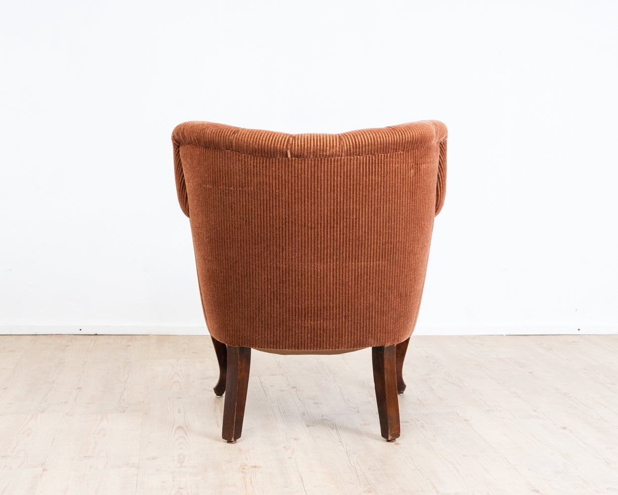Fauteuil club confortable des années 40 avec revêtement en velours côtelé orange/marron