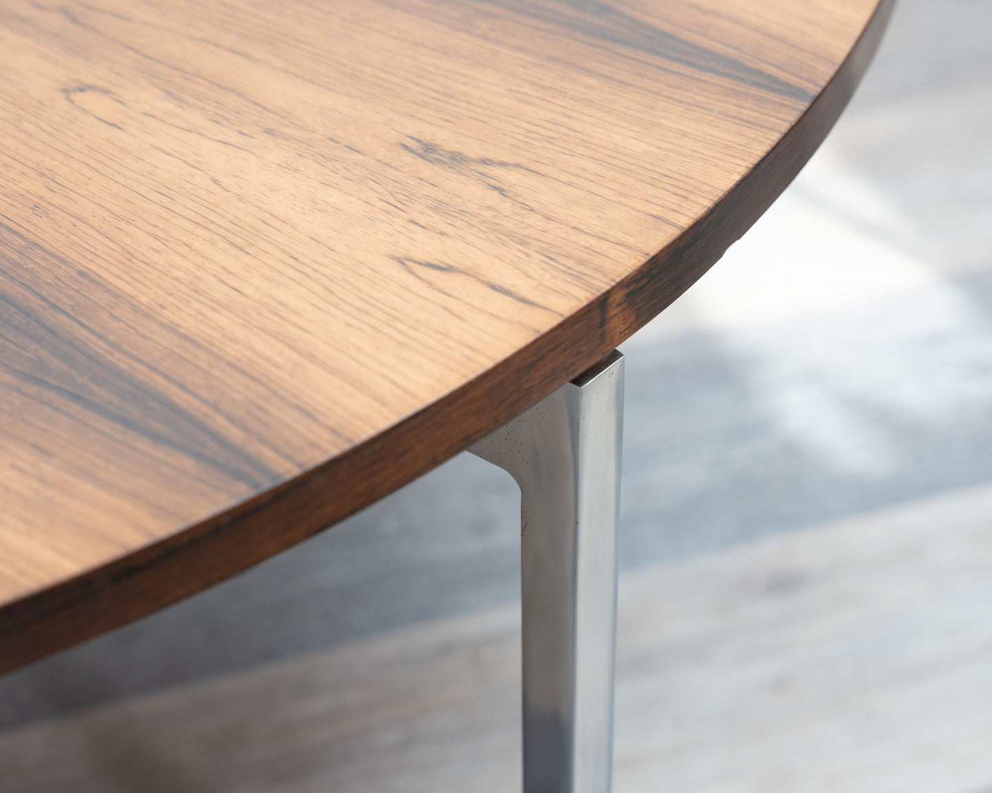 Runder, 70er-Jahre- Couchtisch, mit auffallend schöner Maserung