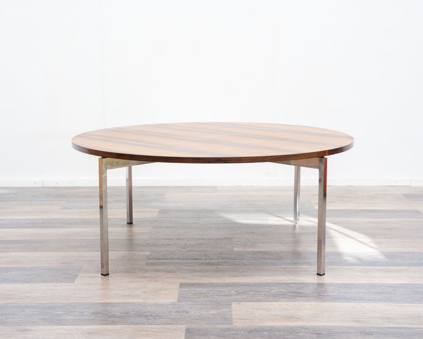 Runder, 70er-Jahre- Couchtisch, mit auffallend schöner Maserung