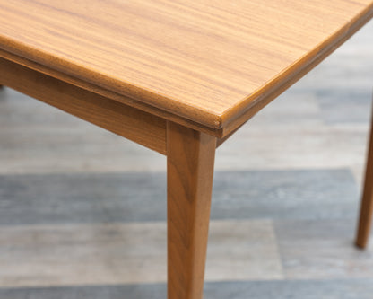 Esstisch, 60er Jahre, in Nussbaum, leichte Ellipsenform.