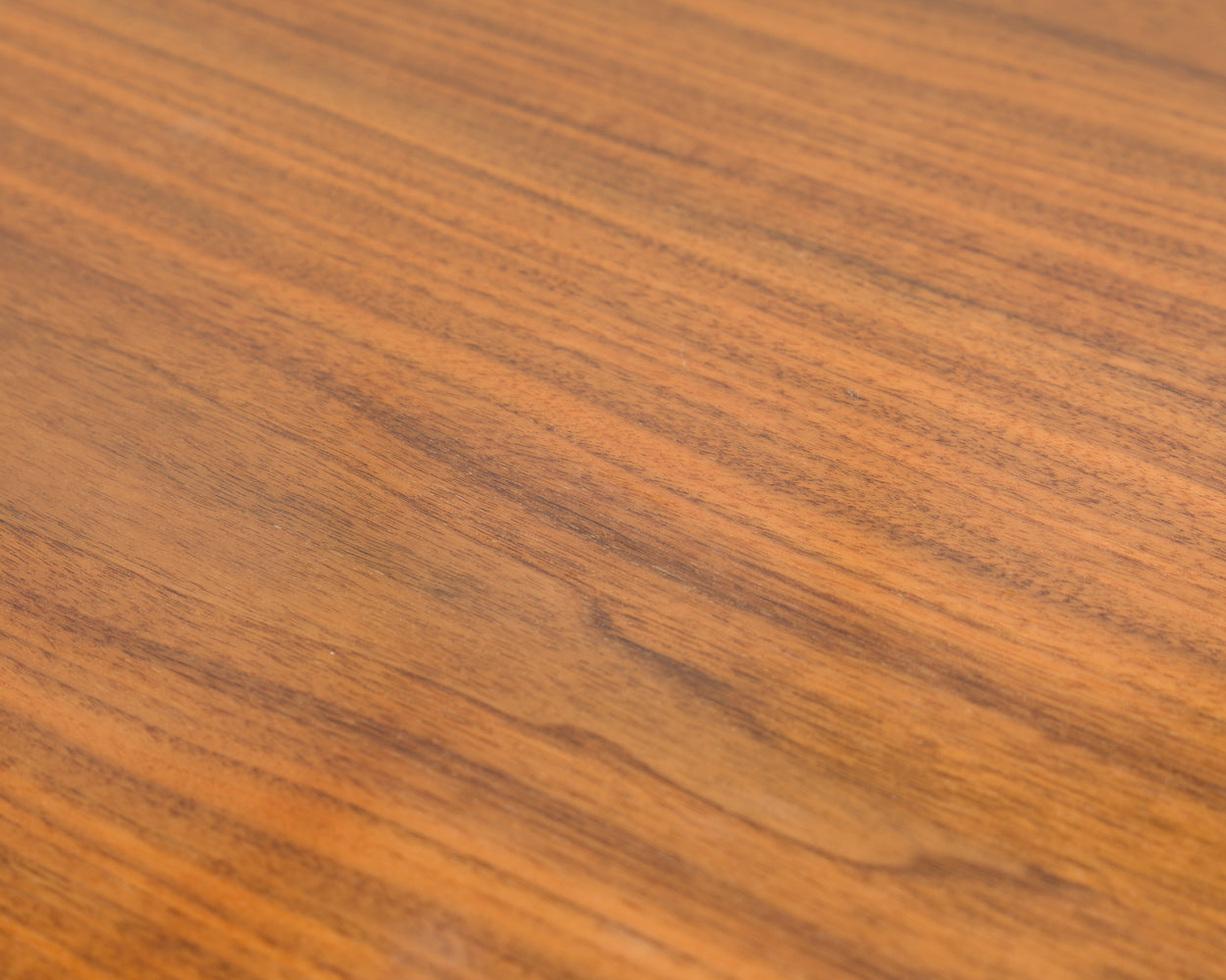 Esstisch, 60er Jahre, in Nussbaum, leichte Ellipsenform.