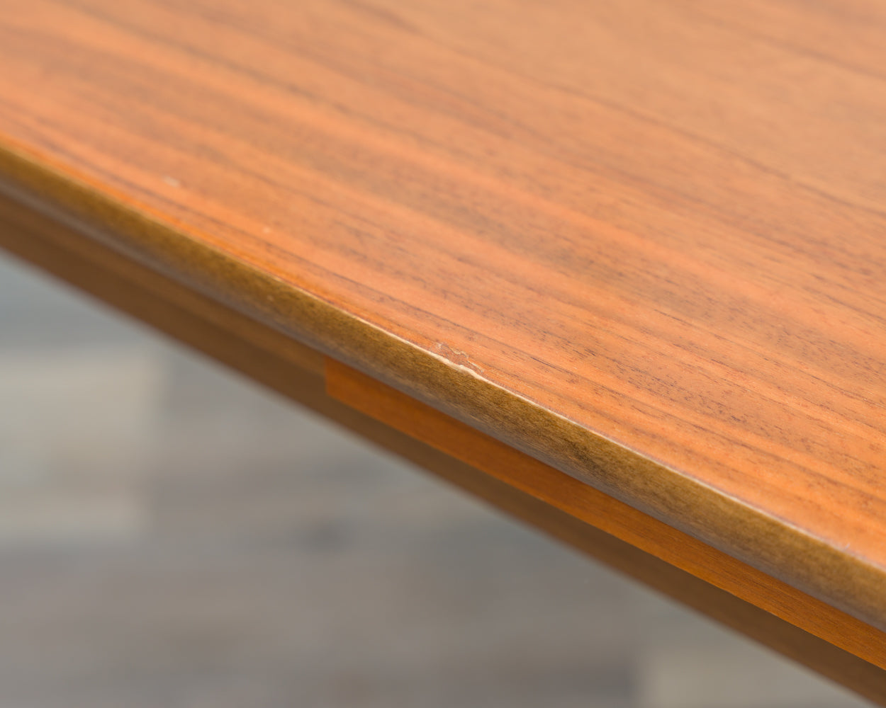 Esstisch, 60er Jahre, in Nussbaum, leichte Ellipsenform.