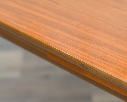 Esstisch, 60er Jahre, in Nussbaum, leichte Ellipsenform.