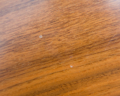 Esstisch, 60er Jahre, in Nussbaum, leichte Ellipsenform.