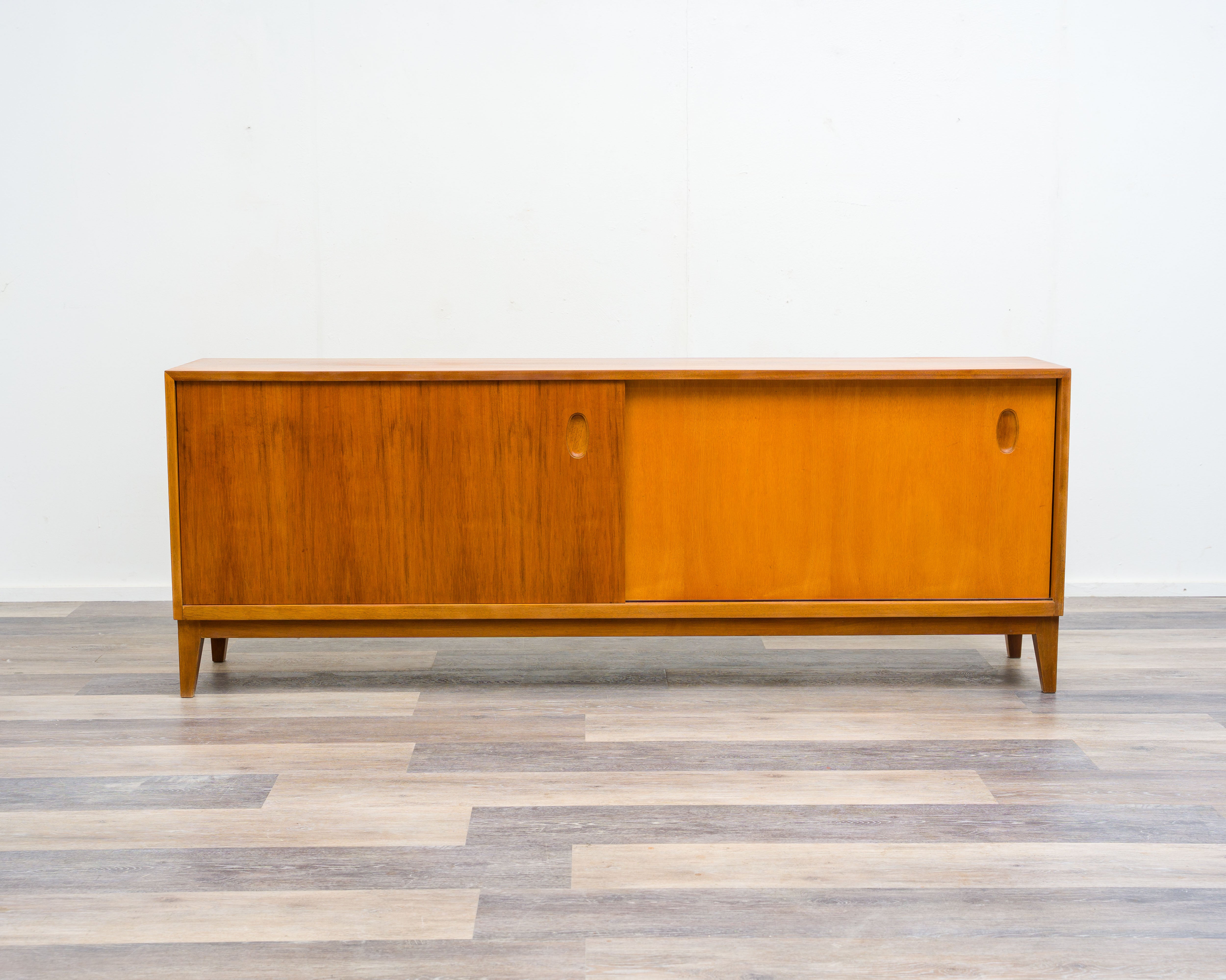 50er Jahre Nussbaum Sideboard mit Schiebetüren Design Georg Satink,Hersteller,  WK Möbel, Germany