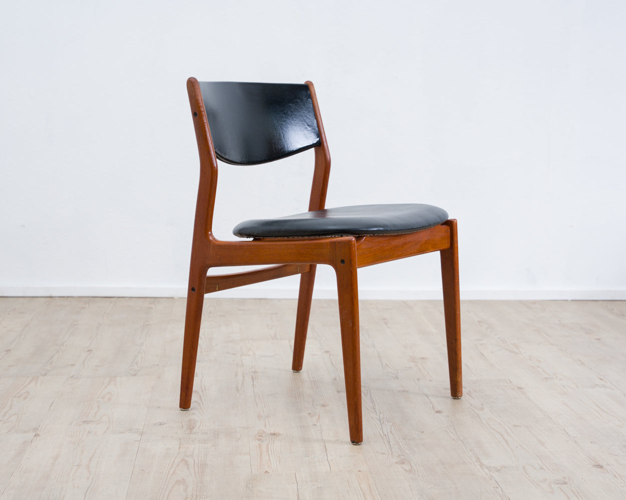 A Danish dining chair/chair. Teak, faux leather, manufacturer Glostrup