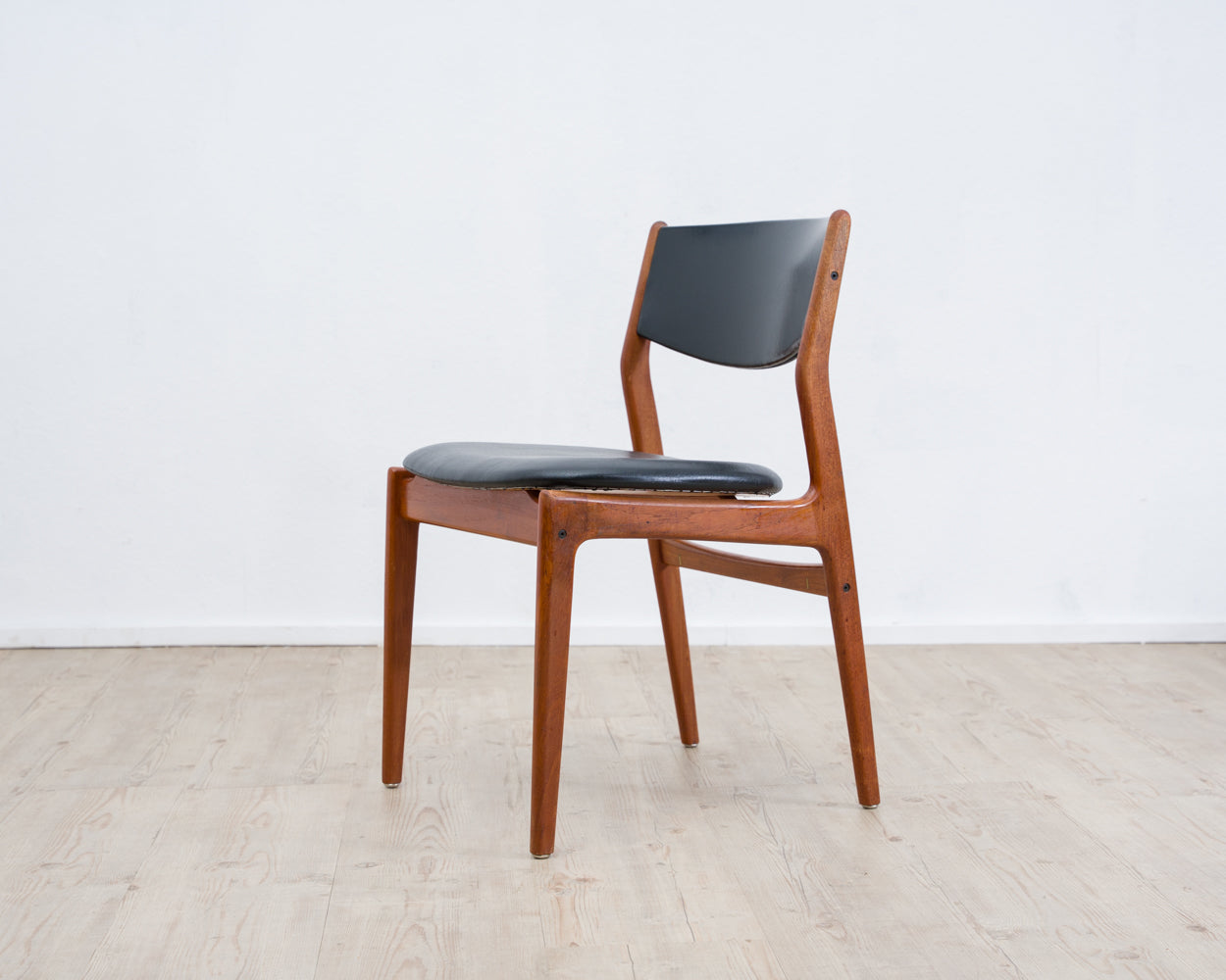 A Danish dining chair/chair. Teak, faux leather, manufacturer Glostrup