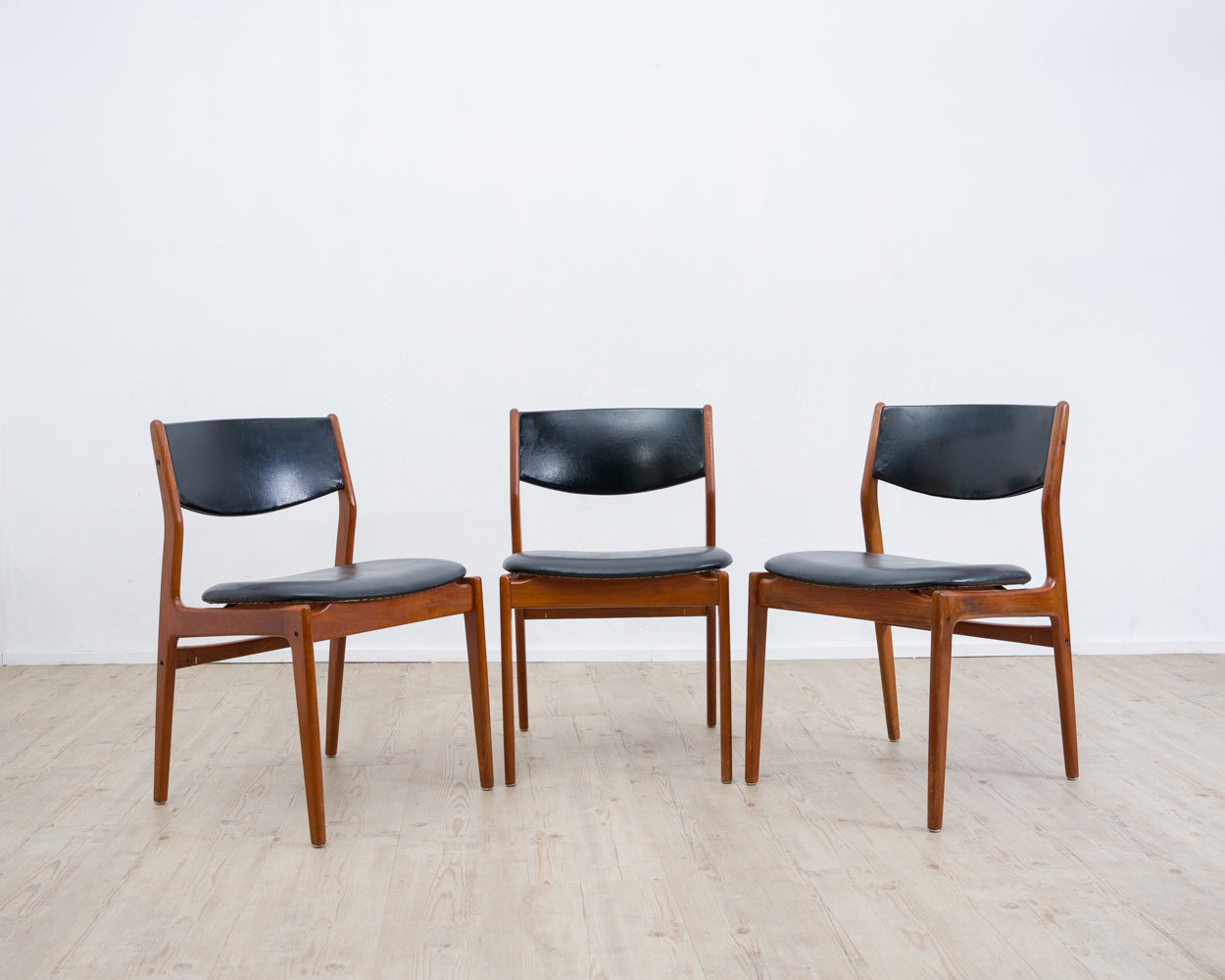 A Danish dining chair/chair. Teak, faux leather, manufacturer Glostrup