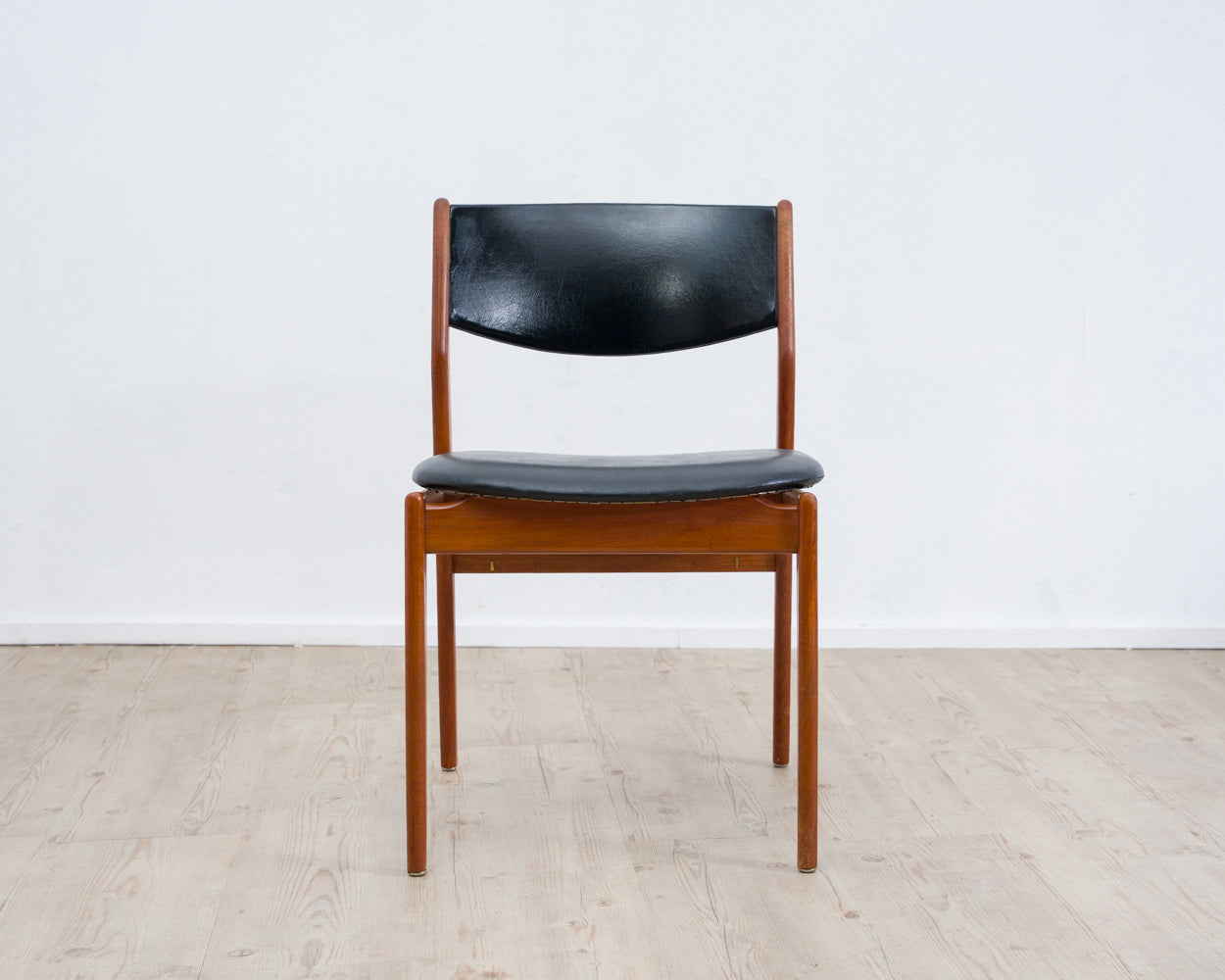 A Danish dining chair/chair. Teak, faux leather, manufacturer Glostrup