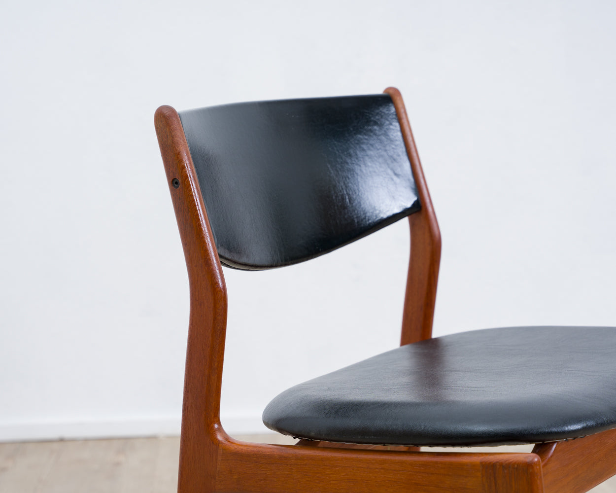 A Danish dining chair/chair. Teak, faux leather, manufacturer Glostrup