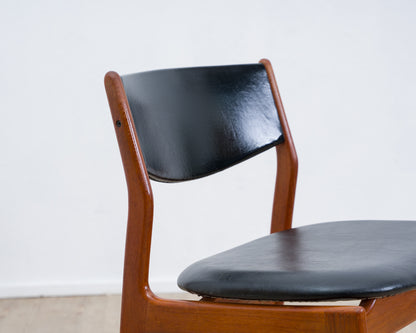 A Danish dining chair/chair. Teak, faux leather, manufacturer Glostrup