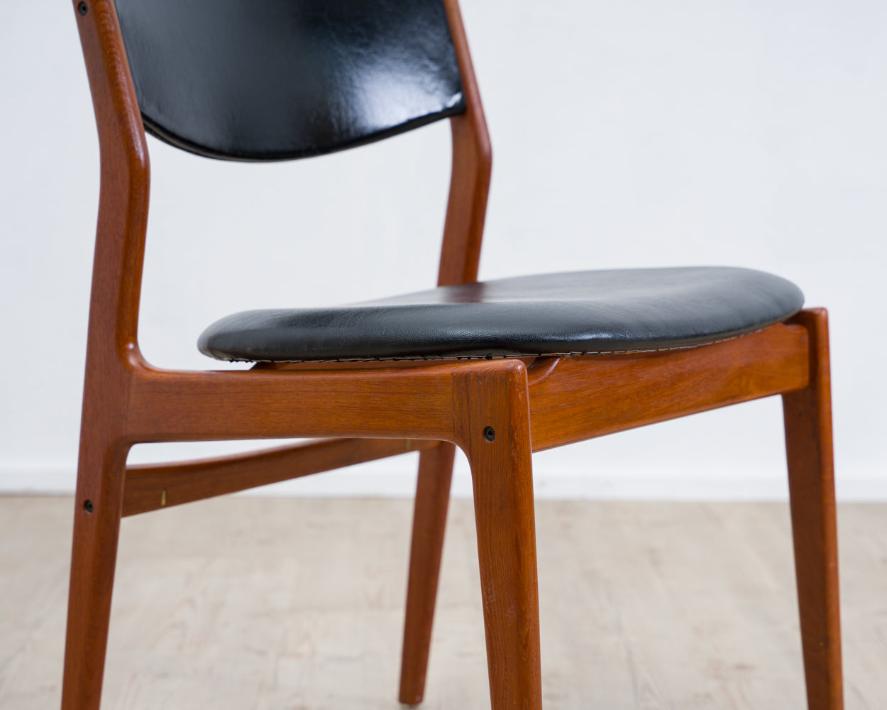 A Danish dining chair/chair. Teak, faux leather, manufacturer Glostrup