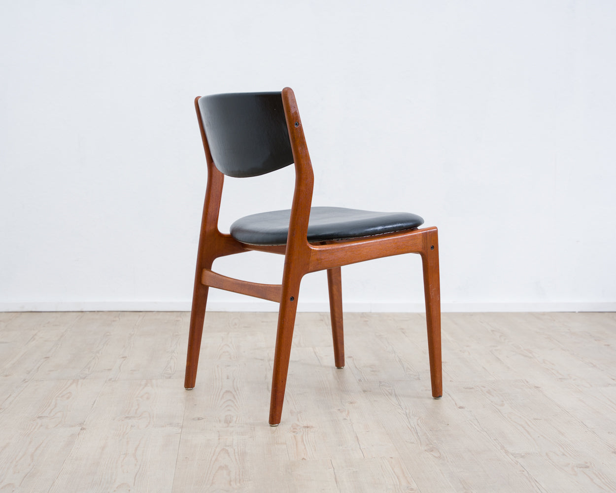 A Danish dining chair/chair. Teak, faux leather, manufacturer Glostrup