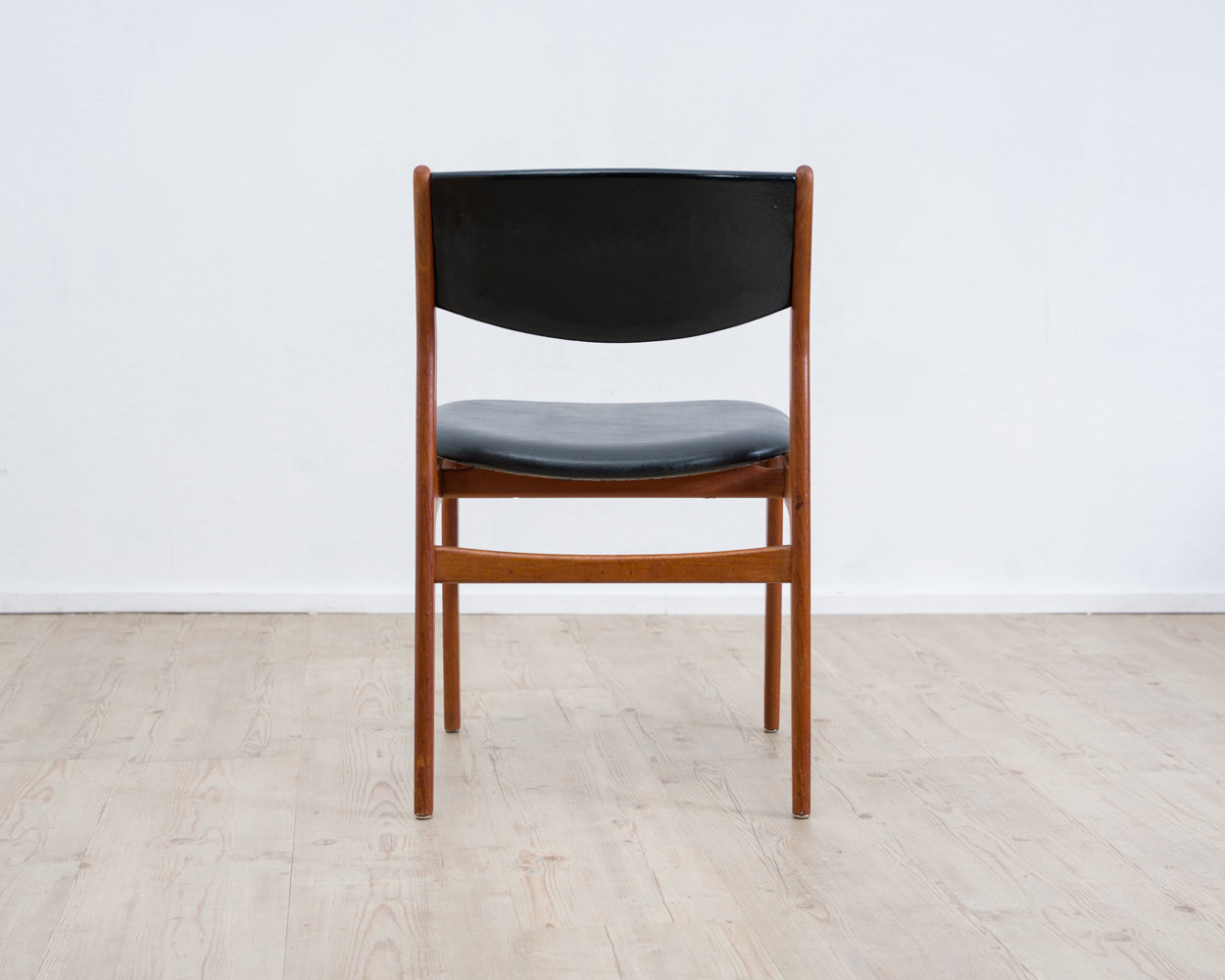 A Danish dining chair/chair. Teak, faux leather, manufacturer Glostrup
