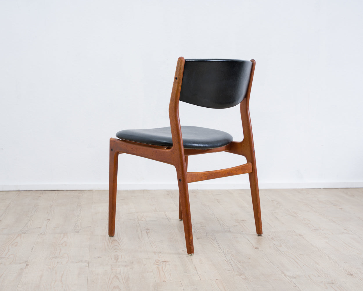 A Danish dining chair/chair. Teak, faux leather, manufacturer Glostrup