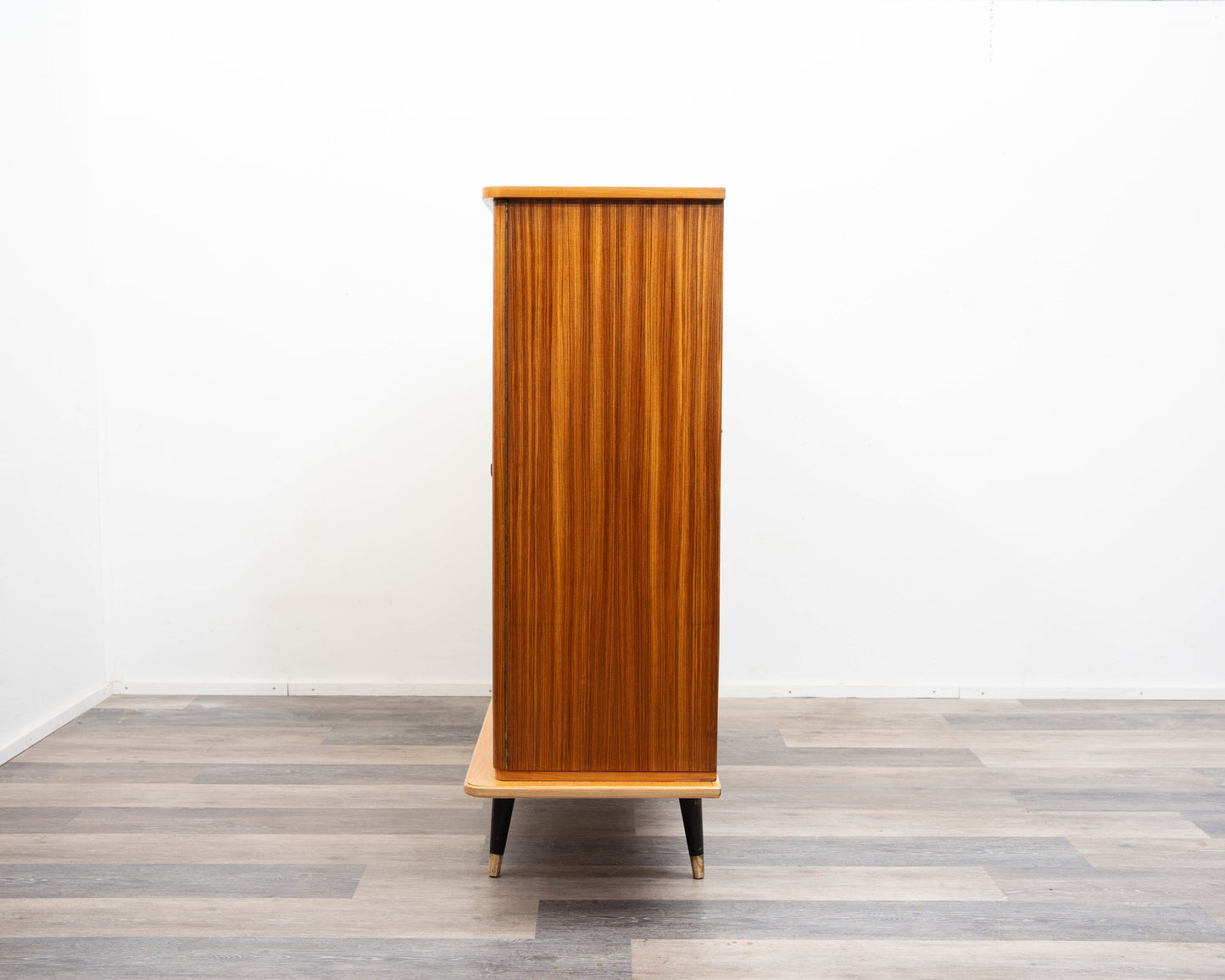 Highboard aus den 1950er Jahren aus Esche und Zebrano, mit offenen Regalen