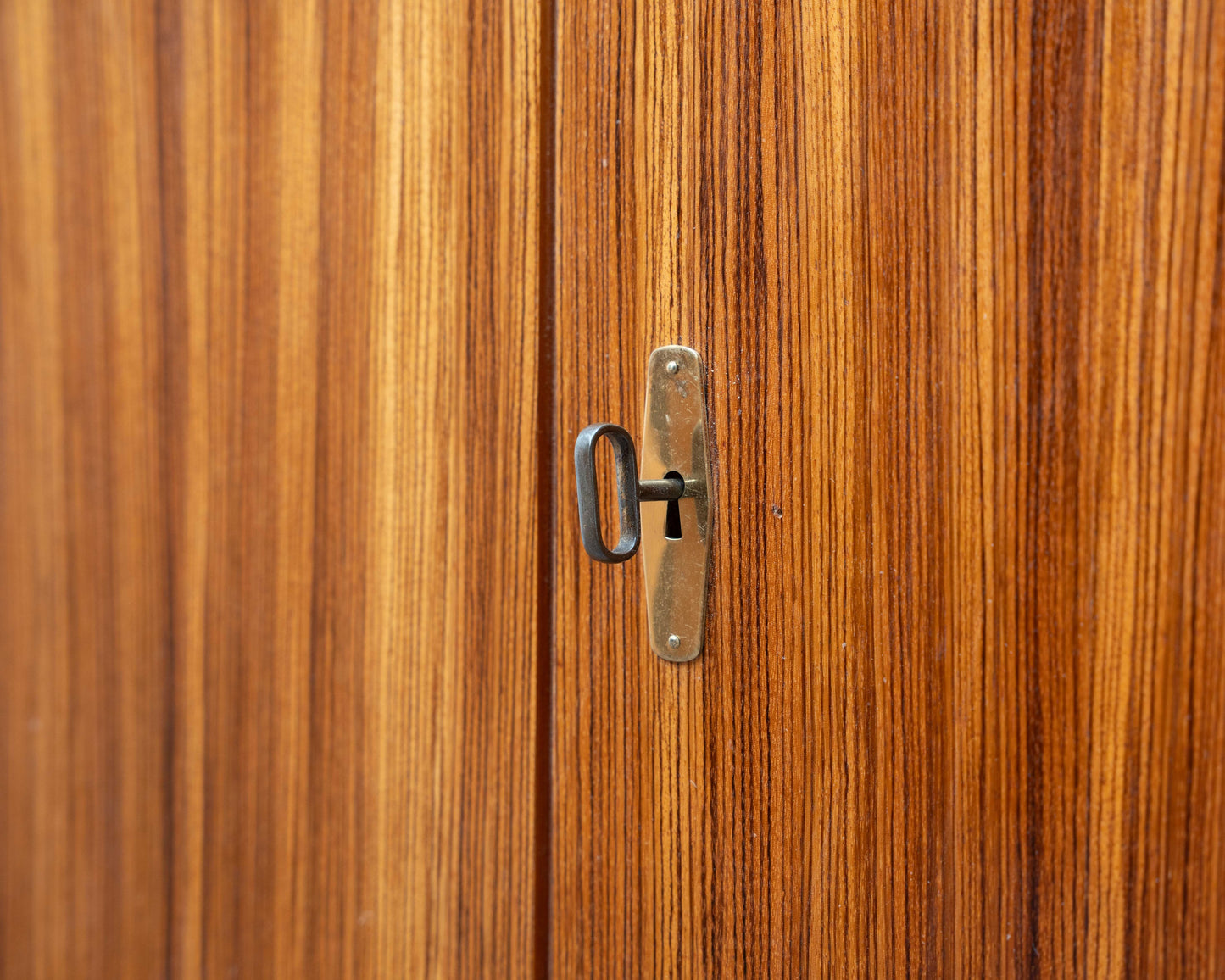 Highboard aus den 1950er Jahren aus Esche und Zebrano, mit offenen Regalen