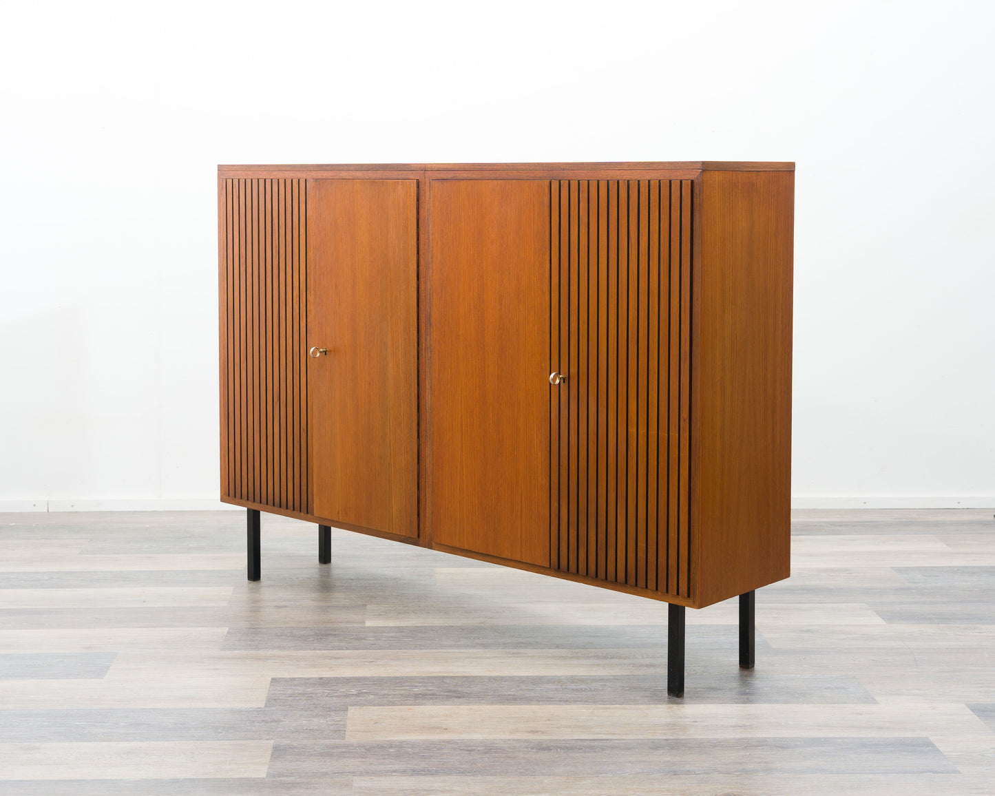 Grand buffet haut en teck avec portes cannelées, années 1960