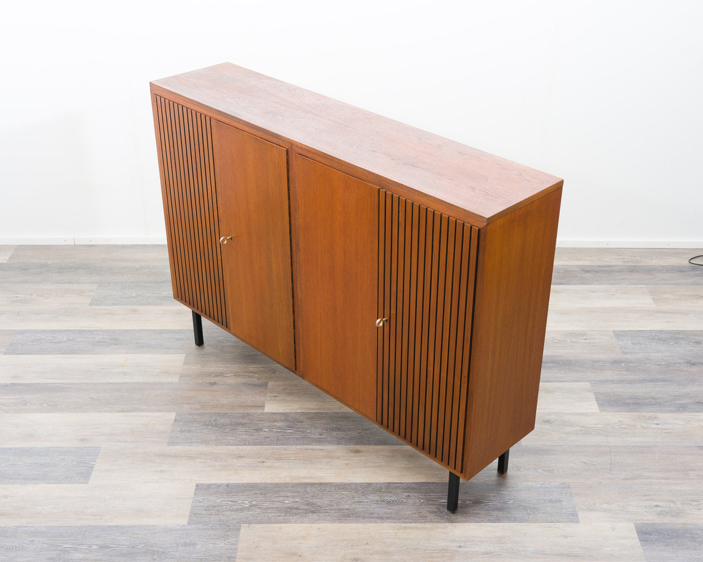 Grand buffet haut en teck avec portes cannelées, années 1960