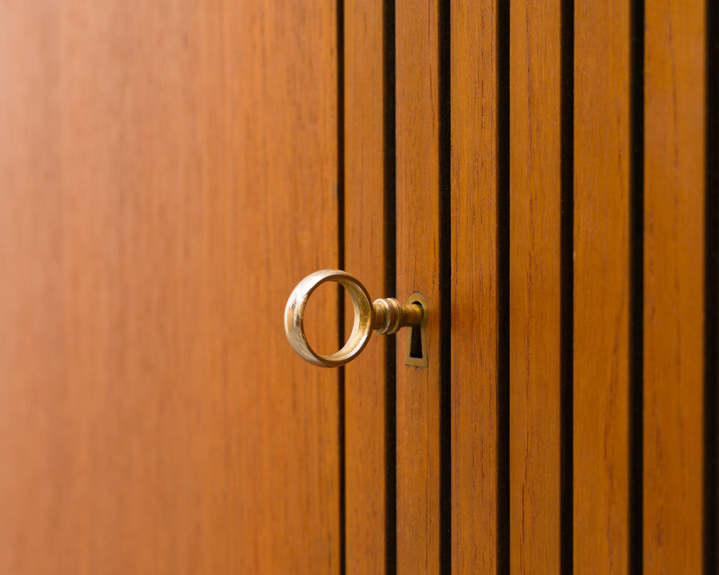 Grand buffet haut en teck avec portes cannelées, années 1960