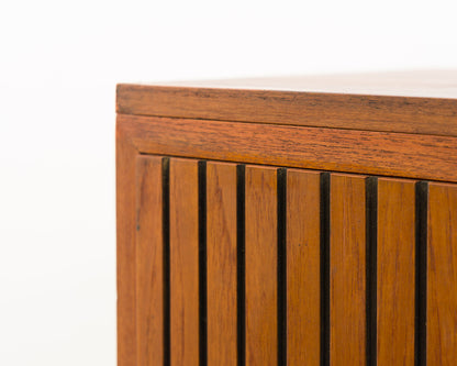 Grand buffet haut en teck avec portes cannelées, années 1960