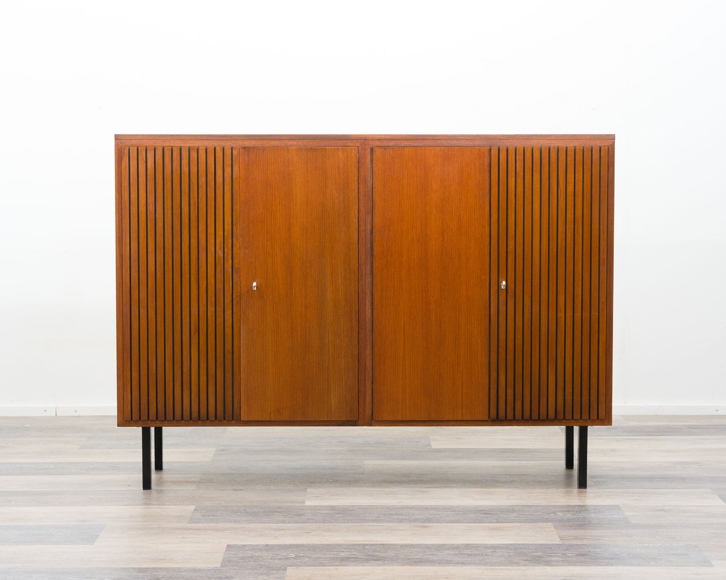 Grand buffet haut en teck avec portes cannelées, années 1960