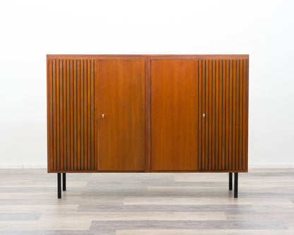 Grand buffet haut en teck avec portes cannelées, années 1960