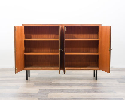 Grand buffet haut en teck avec portes cannelées, années 1960