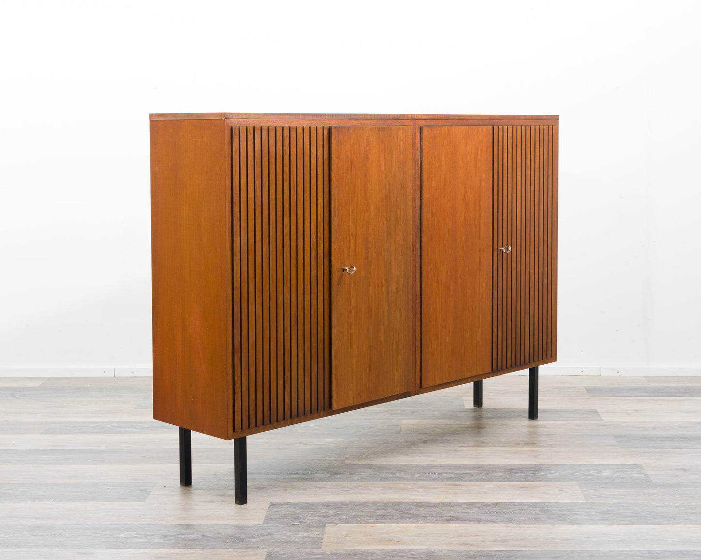 Grand buffet haut en teck avec portes cannelées, années 1960