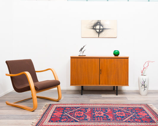 Zweitürige Kommode in Nussbaum aus den 60er Jahren mit schönem Furnierbild.