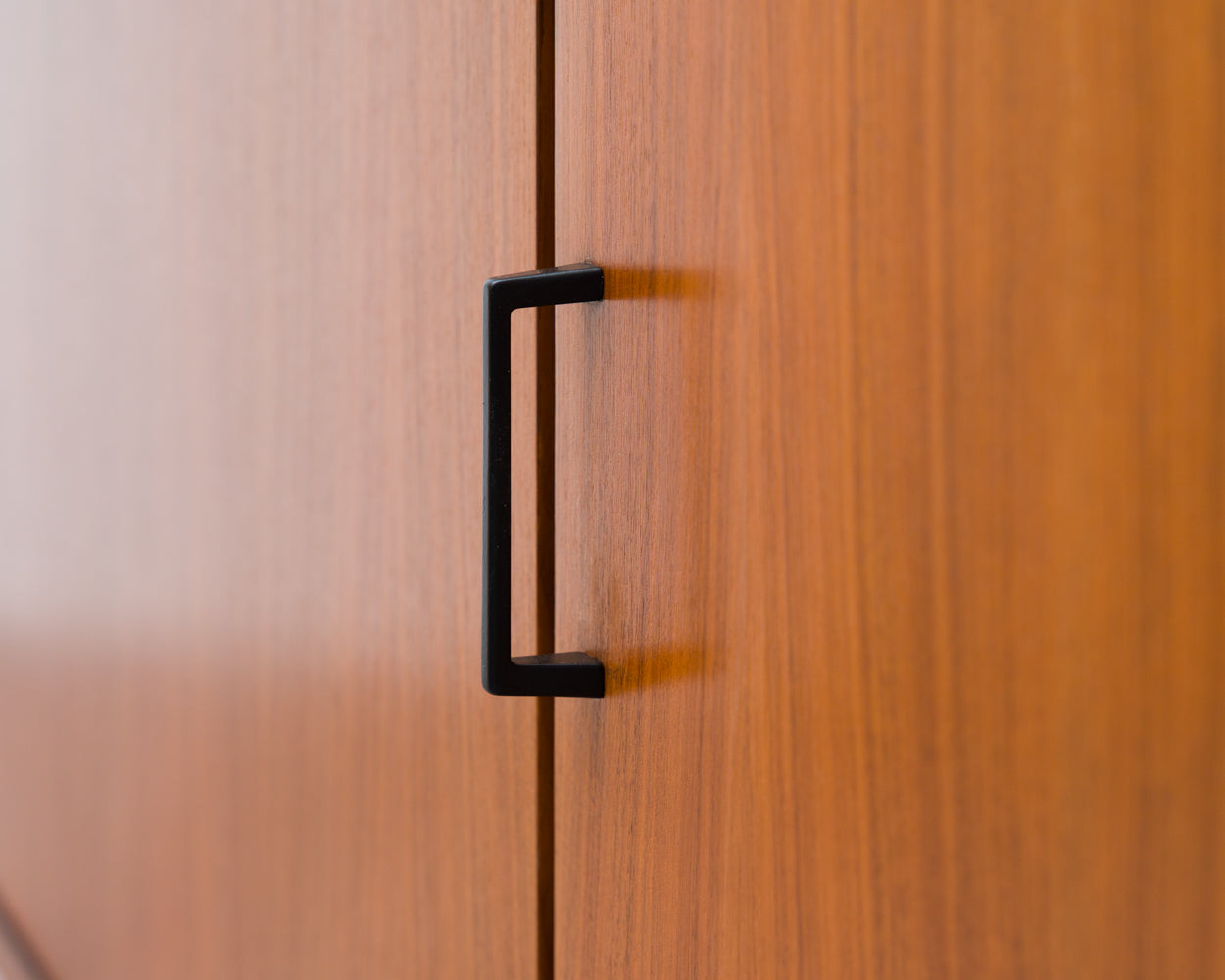 Zweitürige Kommode in Nussbaum aus den 60er Jahren mit schönem Furnierbild.