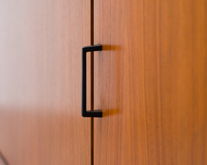 Zweitürige Kommode in Nussbaum aus den 60er Jahren mit schönem Furnierbild.