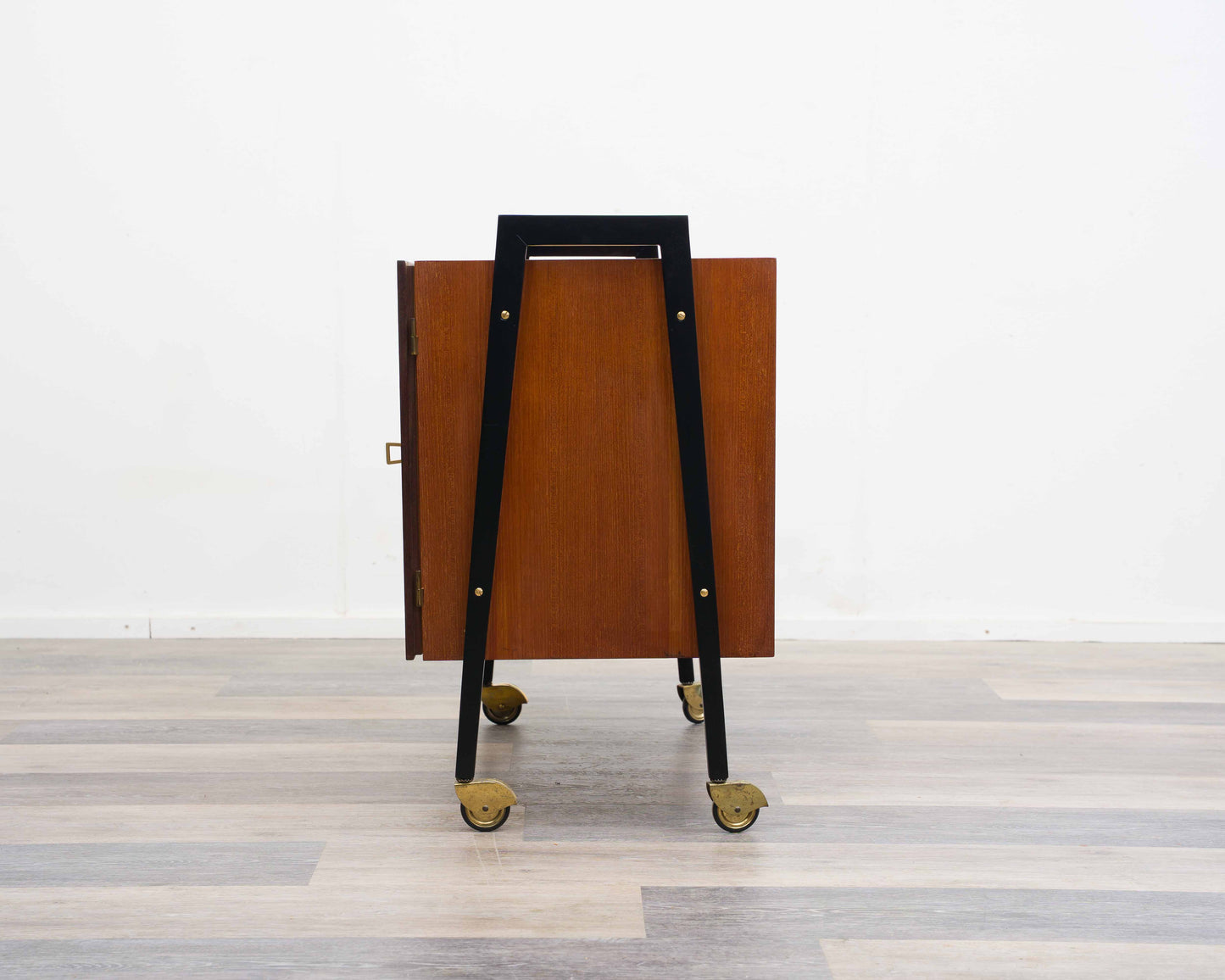 Bar-Schrank auf Rollen in Teakholz. Skandinavisches Design.