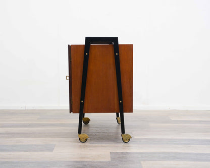 Bar-Schrank auf Rollen in Teakholz. Skandinavisches Design.