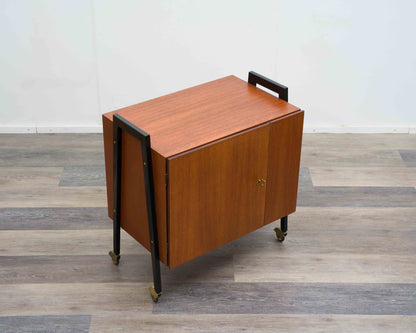 Bar-Schrank auf Rollen in Teakholz. Skandinavisches Design.